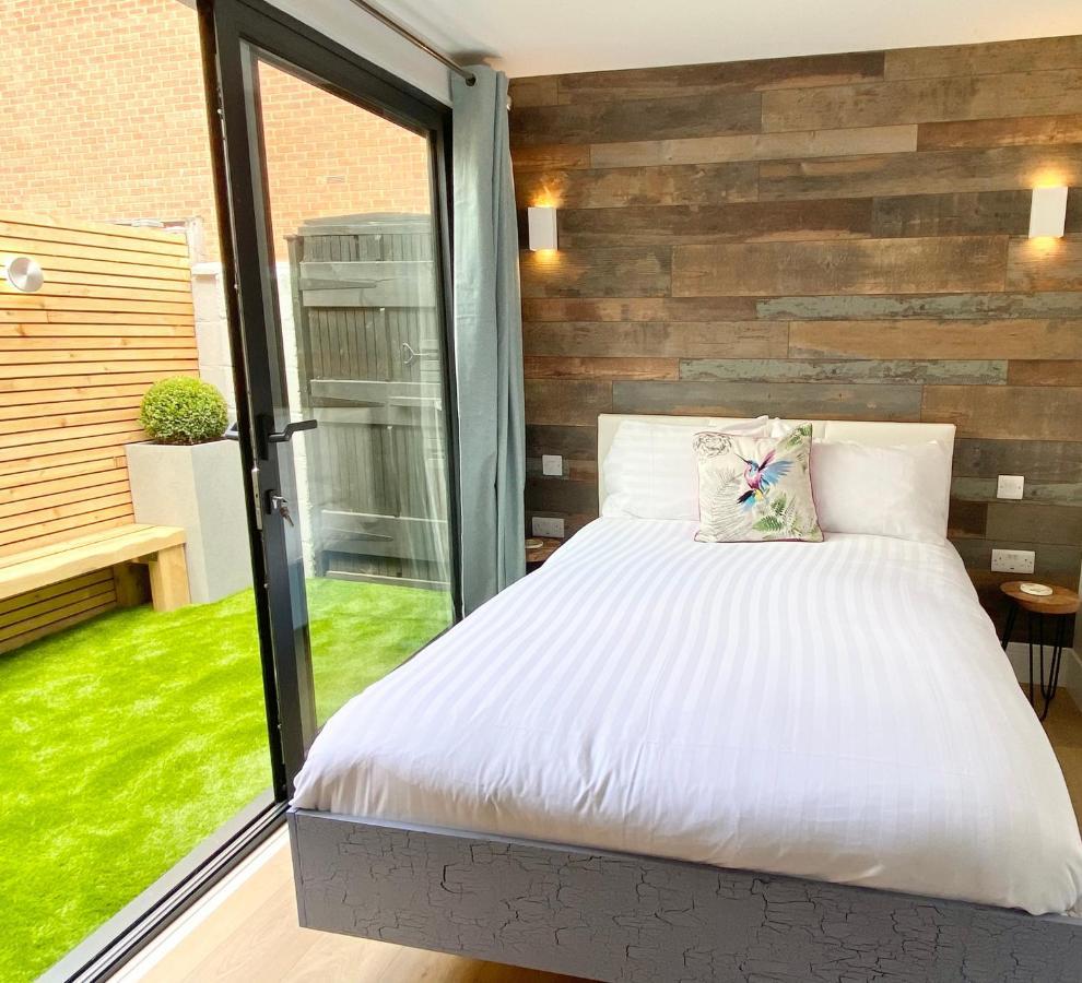 Cloud9 Guest House - By Coastline Retreats - 2 Bedroom Self Contained Garden Flat - Luxury Bath, Netflix, Superfast Wifi, Parking Included Борнмут Экстерьер фото