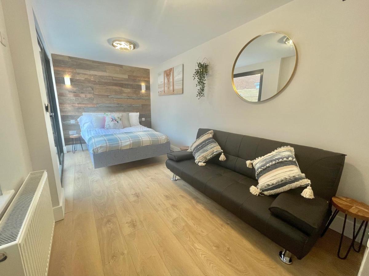 Cloud9 Guest House - By Coastline Retreats - 2 Bedroom Self Contained Garden Flat - Luxury Bath, Netflix, Superfast Wifi, Parking Included Борнмут Экстерьер фото